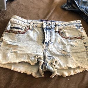 Ripped light acid wash shorts